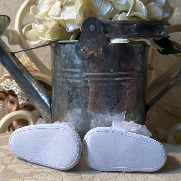 NB baby booties in white with delicate flowers made out organza - Picture 5 of 5